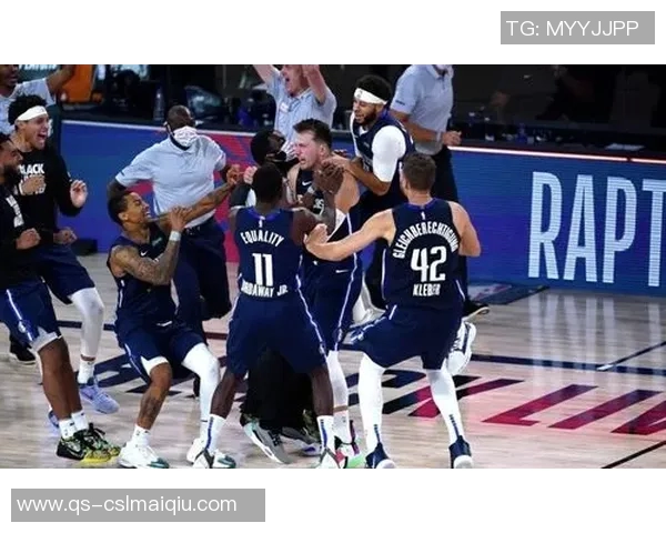 东契奇后撤步三分绝杀庆祝时刻与老队友小乔丹击掌共庆辉煌